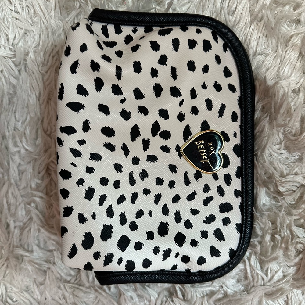 Betsey Johnson Cosmetic bag🖤🤍